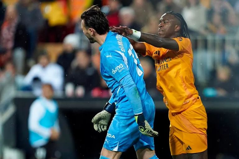 فينيسيوس وحارس فالنسيا فينيسيوس نجم ريال مدريد