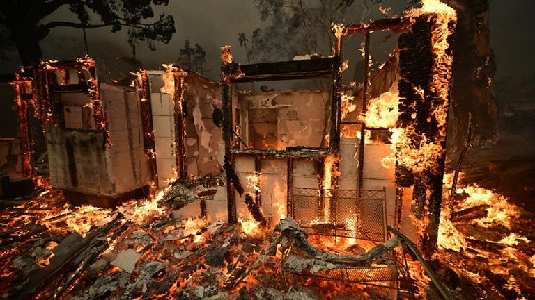 حرائق مستعرة في ولاية كاليفورنيا