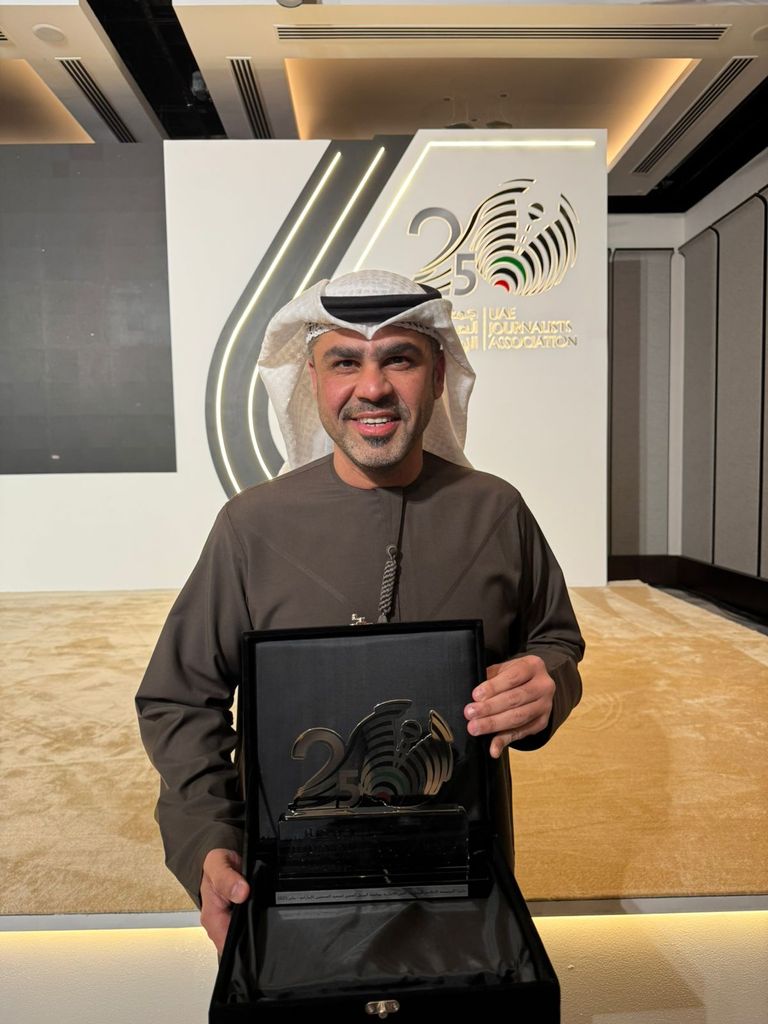 رئيس تحرير «العين الإخبارية» خلال تسلم الجائزة