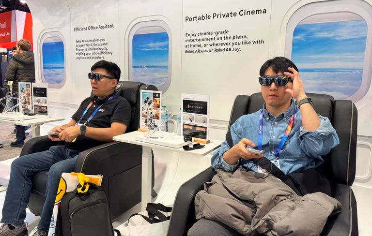 زوار يجربون نظارات الواقع المعزز من Rokid في معرض CES مؤتمر الإلكترونيات الاستهلاكية CES 2025