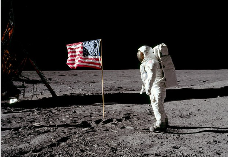 تصور فني لعلم صيني يرفرف على القمر