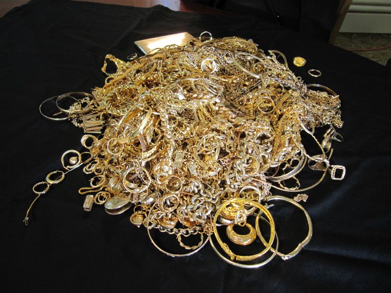 مشغولات ذهبية- أرشيفية