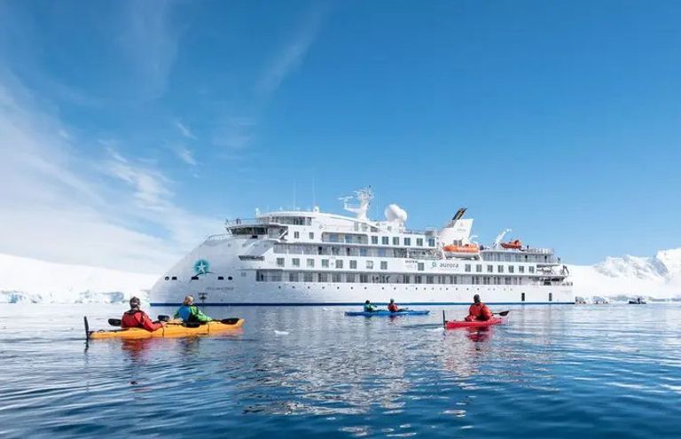 أفضل الرحلات البحرية لمشاهدة كسوف الشمس القادم 2026