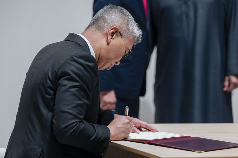 الشيخ محمد بن زايد آل نهيان رئيس دولة الإمارات وأنور إبراهيم رئيس وزراء ماليزيا خلال توقيع الاتفاقية