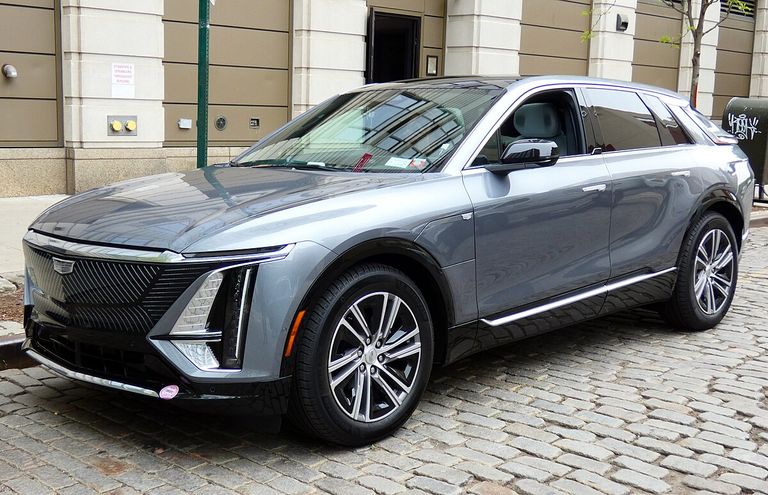 Cadillac Lyriq تسلا موديل Y