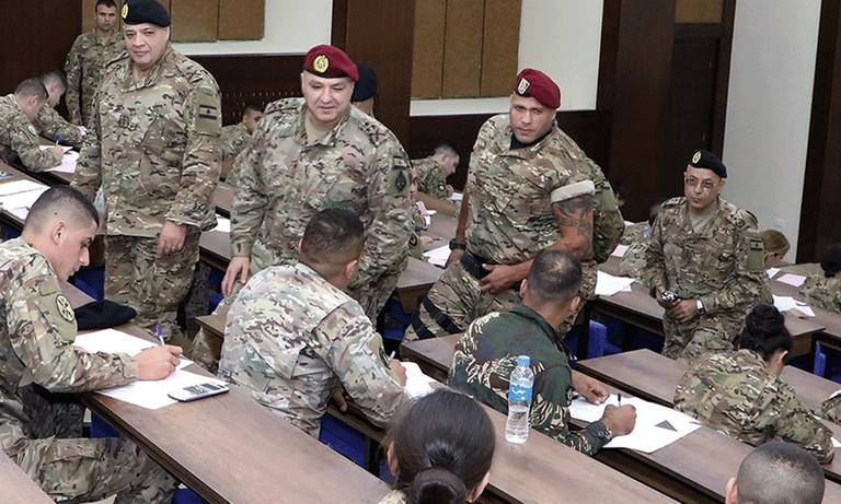 جوزيف عون وحارسه الشخصي