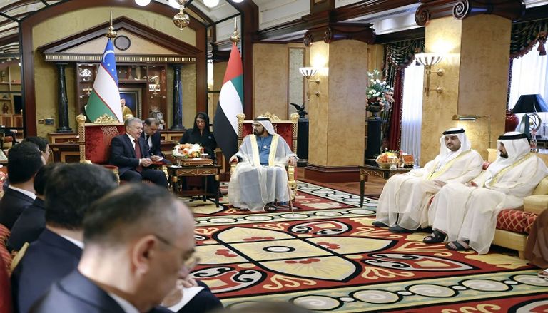 الشيخ محمد بن راشد آل مكتوم خلال استقباله شوكت ميرضيائيف