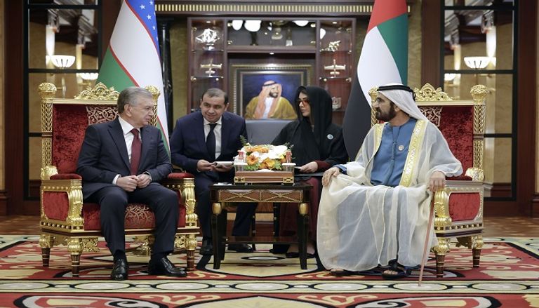 الشيخ محمد بن راشد آل مكتوم خلال استقباله شوكت ميرضيائيف