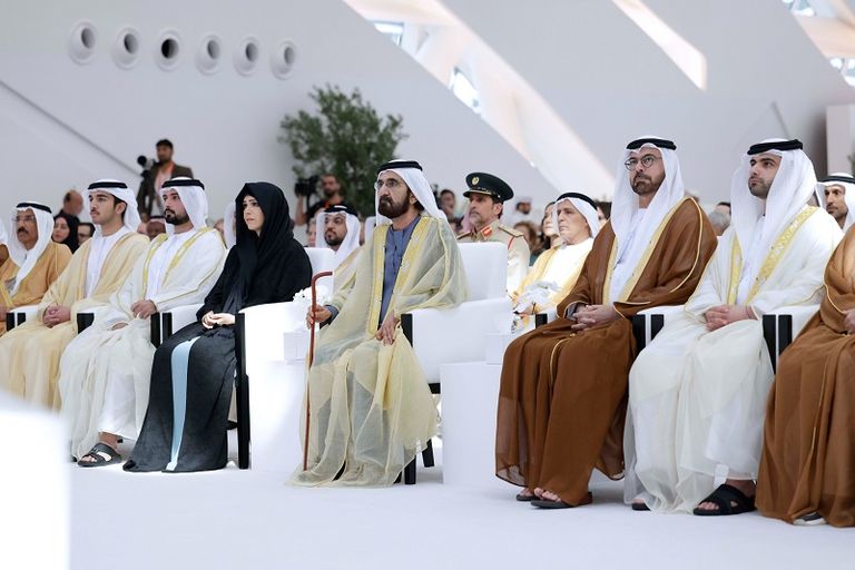 الشيخ محمد بن راشد آل مكتوم يتوسط الفائزين بجائزة نوابغ العرب