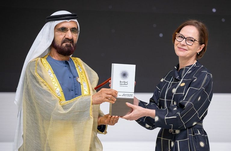 الشيخ محمد بن راشد آل مكتوم يتوسط الفائزين بجائزة نوابغ العرب