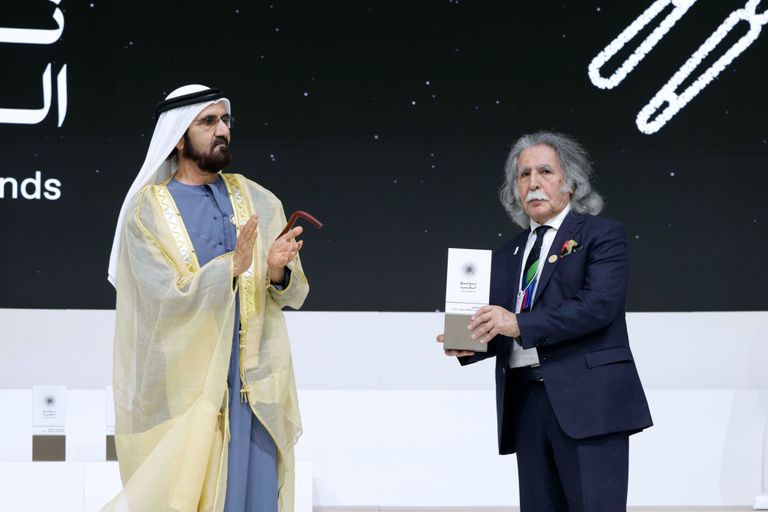 الشيخ محمد بن راشد آل مكتوم يتوسط الفائزين بجائزة نوابغ العرب