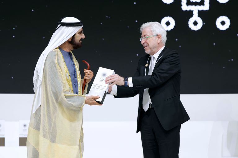 الشيخ محمد بن راشد آل مكتوم يتوسط الفائزين بجائزة نوابغ العرب