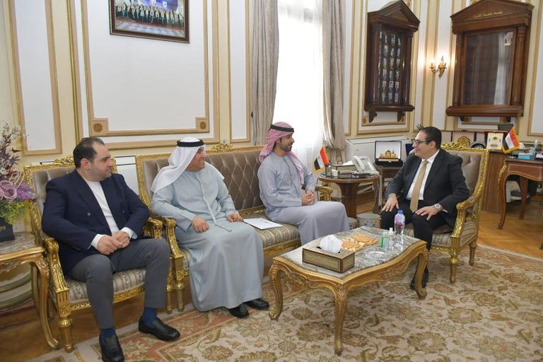 رئيس جامعة القاهرة والوفد الإماراتي 