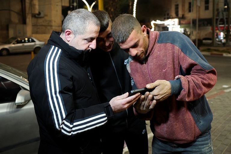 فلسطينيون يحتلفون في غزة بوقف إطلاق النار - رويترز