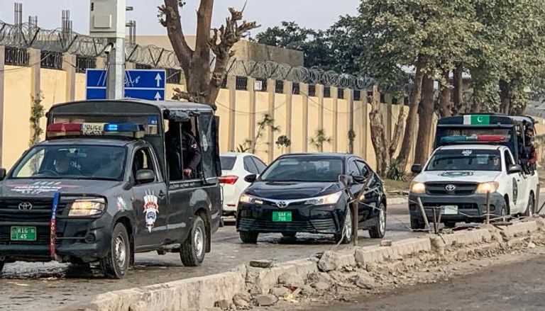 سيارات الشرطة أمام سجن أديالا قبل جلسة الاستماع