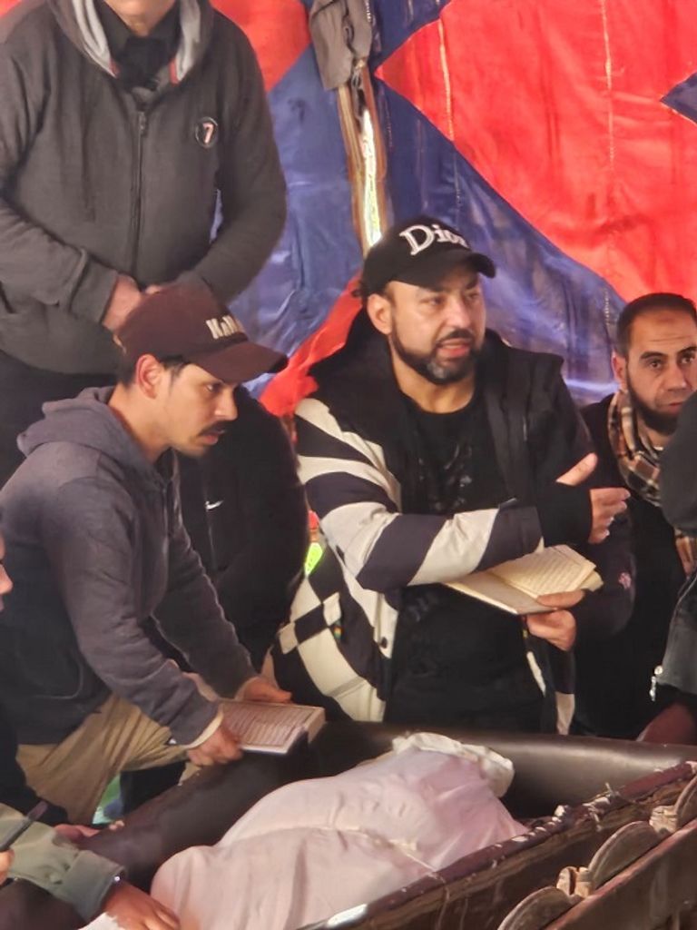 نجل الفنان فكري صادق في الجنازة