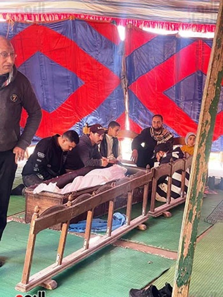 نجل الفنان فكري صادق في الجنازة