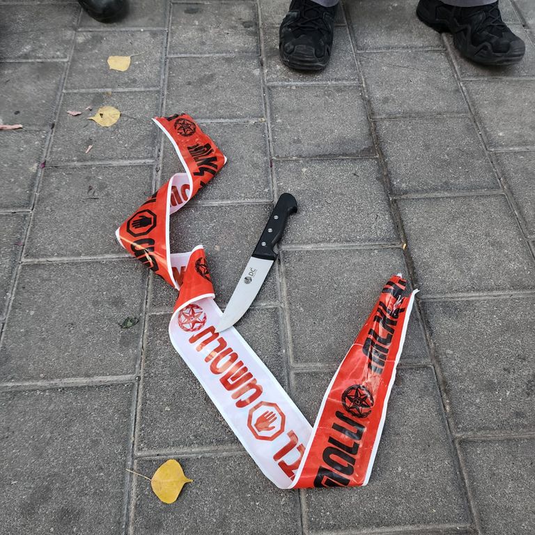 عناصر من الشرطة الإسرائيلية في موقع حادث الطعن