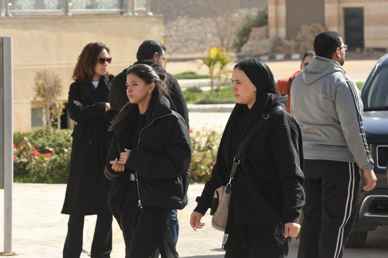 ياسمين عبدالعزيز في جنازة والدها