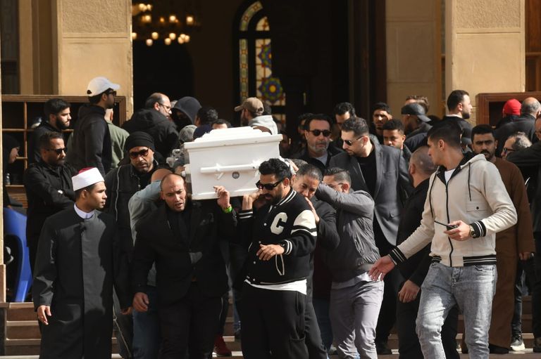 ياسمين عبدالعزيز في جنازة والدها