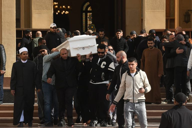 ياسمين عبدالعزيز في جنازة والدها
