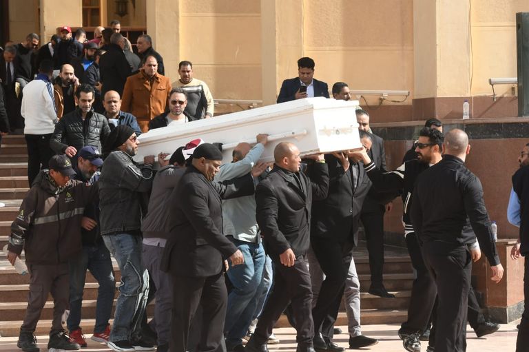 ياسمين عبدالعزيز في جنازة والدها