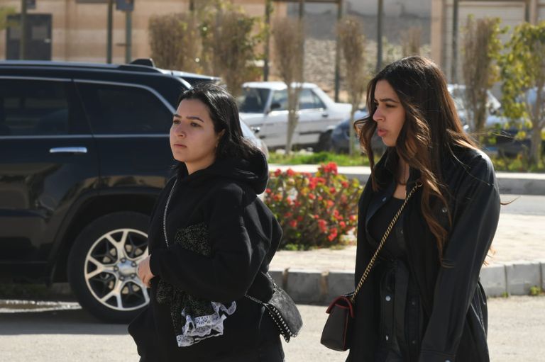 ياسمين عبدالعزيز في جنازة والدها