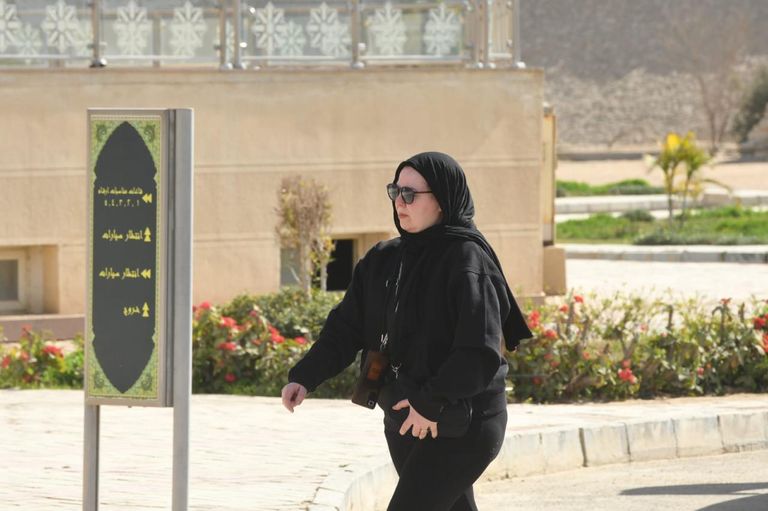 ياسمين عبدالعزيز في جنازة والدها