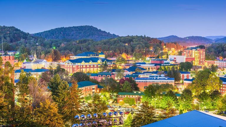 أشفيل، كارولاينا الشمالية أحد أفضل الوجهات لقضاء العطلات في عام 2025 أفضل الوجهات لقضاء العطلات في عام 2025