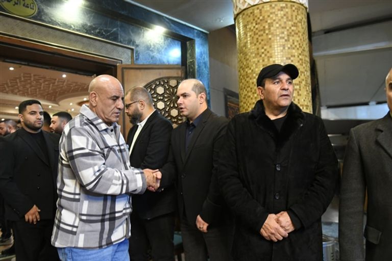 محمد فؤاد يتلقى العزاء