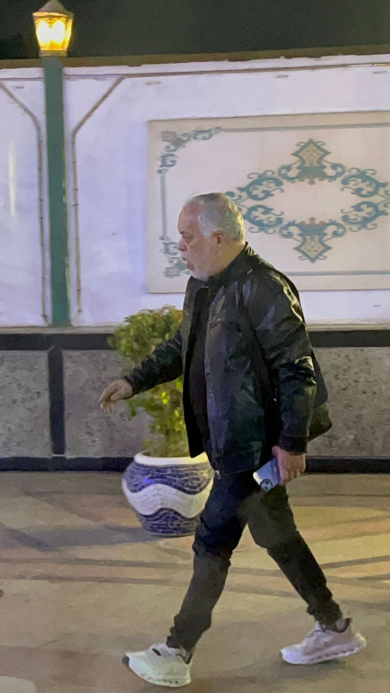 شقيق ياسمين عبدالعزيز في عزاء والدهما