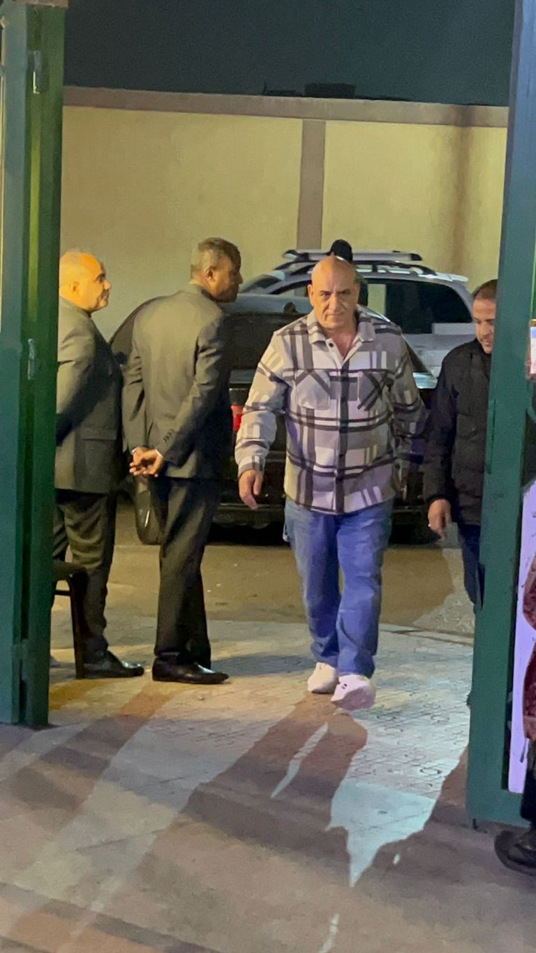 شقيق ياسمين عبدالعزيز في عزاء والدهما