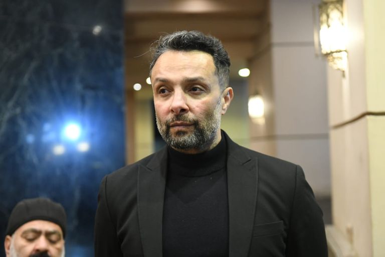 شقيق ياسمين عبدالعزيز في عزاء والدهما