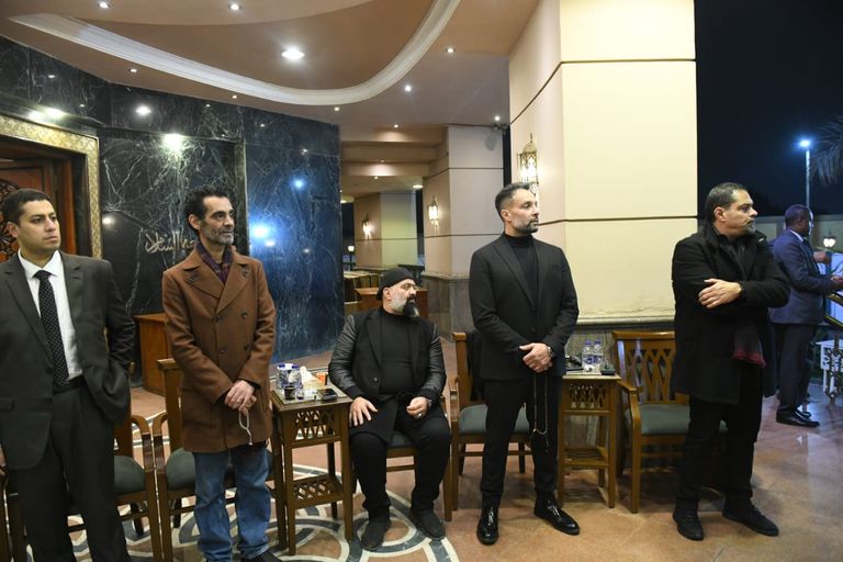 شقيق ياسمين عبدالعزيز في عزاء والدهما