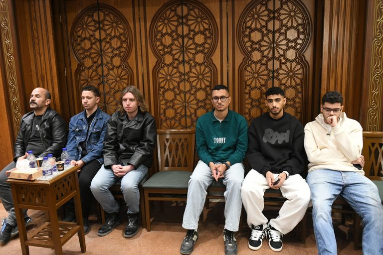 شقيق ياسمين عبدالعزيز في عزاء والدهما