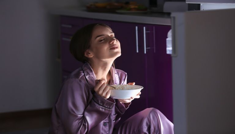 لماذا يأكل الناس أكثر في الليل؟ لماذا يأكل الناس أكثر في الليل؟