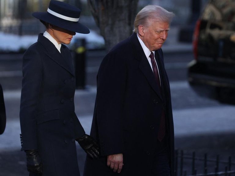 دونالد ترامب يحاول تقبيل ميلانيا ترامب