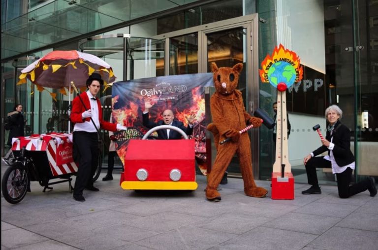 أرسل نشطاء دعوات بريد إلكتروني مزيفة إلى موظفي أوغيلفي لدعوتهم إلى مهرجان ترفيهي حول الوقود الأحفوري أرسل نشطاء إلى الموظفين في Abrdn لعبة للإشارة إلى استثمارات بالوقود الأحفوري