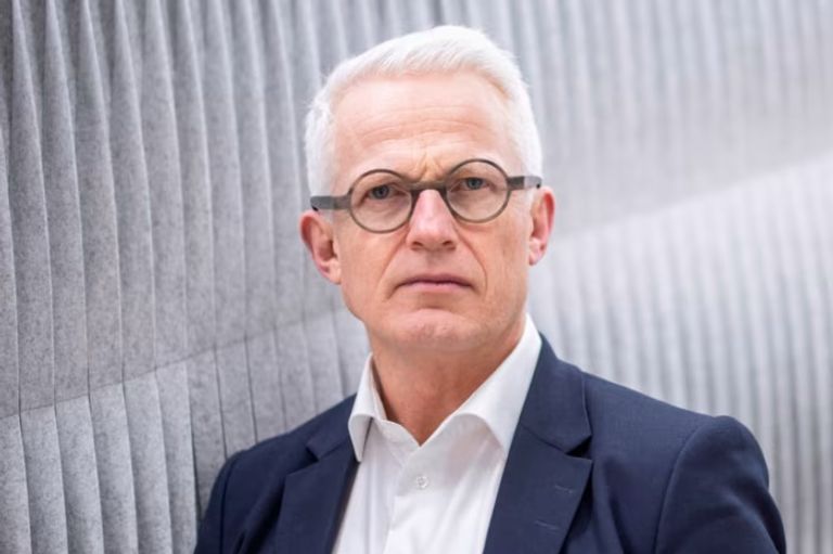 انخفاض حاد في أسهم أكبر شركة طاقة رياح في العالم