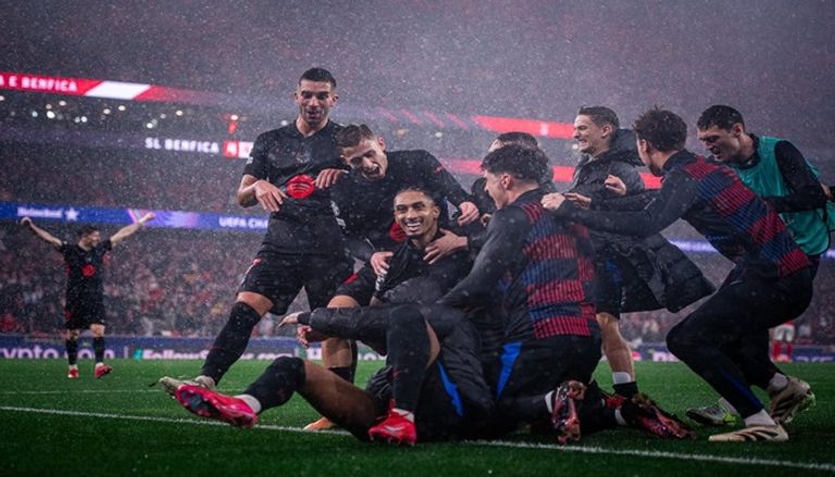 احتفال برشلونة بالفوز في اللحظات الأخيرة هانزي فليك مدرب برشلونة