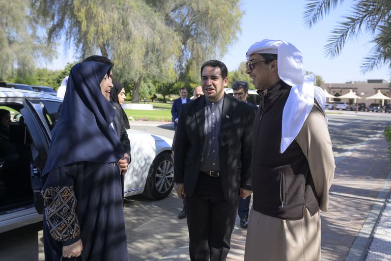 الشيخ منصور بن زايد آل نهيان خلال لقائه الدكتورة شينا أنصاري