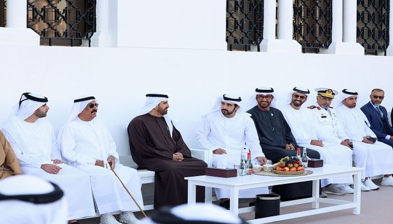 الشيخ حمدان بن محمد بن راشد آل مكتوم خلال اللقاء