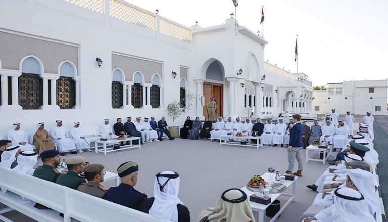 الشيخ حمدان بن محمد بن راشد آل مكتوم خلال اللقاء