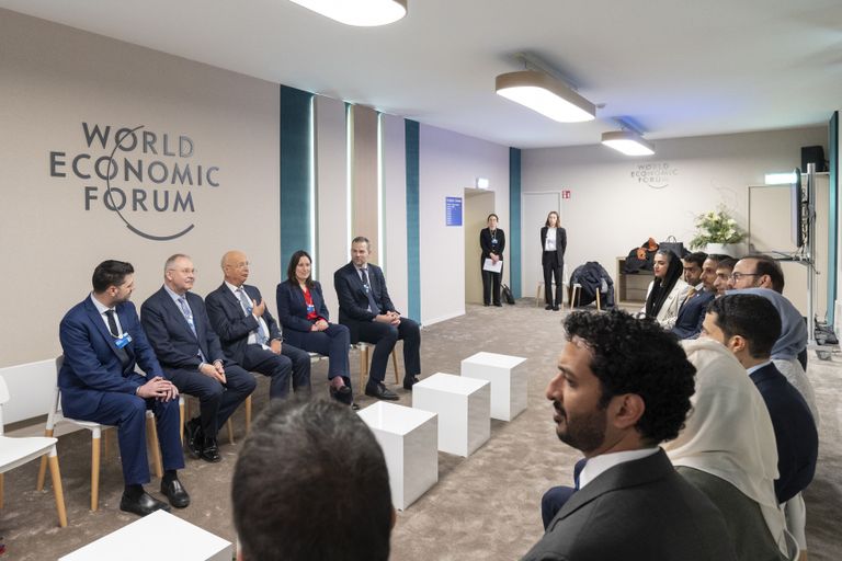 الوفد الإماراتي المشارك في دافوس 2025 خلال اللقاء