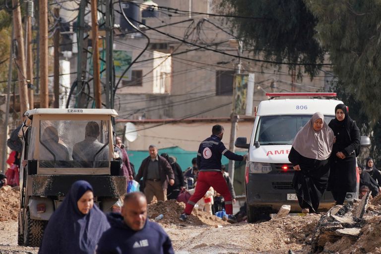 فلسطينيون يفرون من مخيم جنين