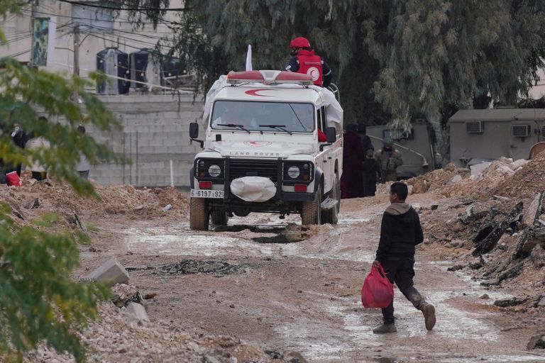 فلسطينيون يفرون من مخيم جنين