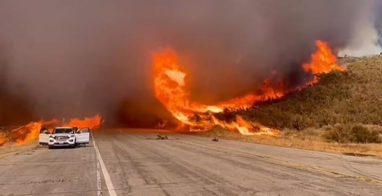 نيران هائلة شمال لوس أنجلوس