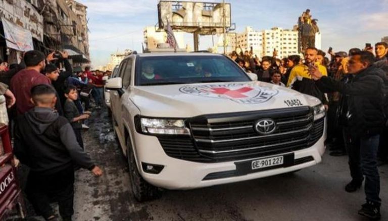 سيارة تابعة للصليب الأحمر في غزة خلال تسلم الرهائن - أرشيفية