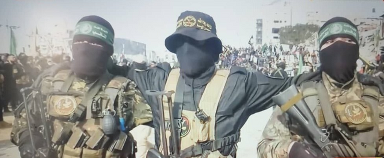 جانب من عملية التسليم وانتشار عناصر «حماس» 