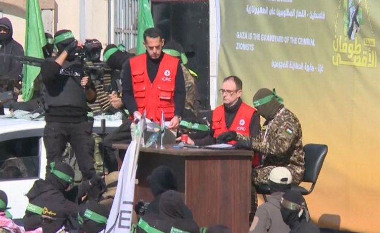 من مشاهد تسليم المجندات في غزة